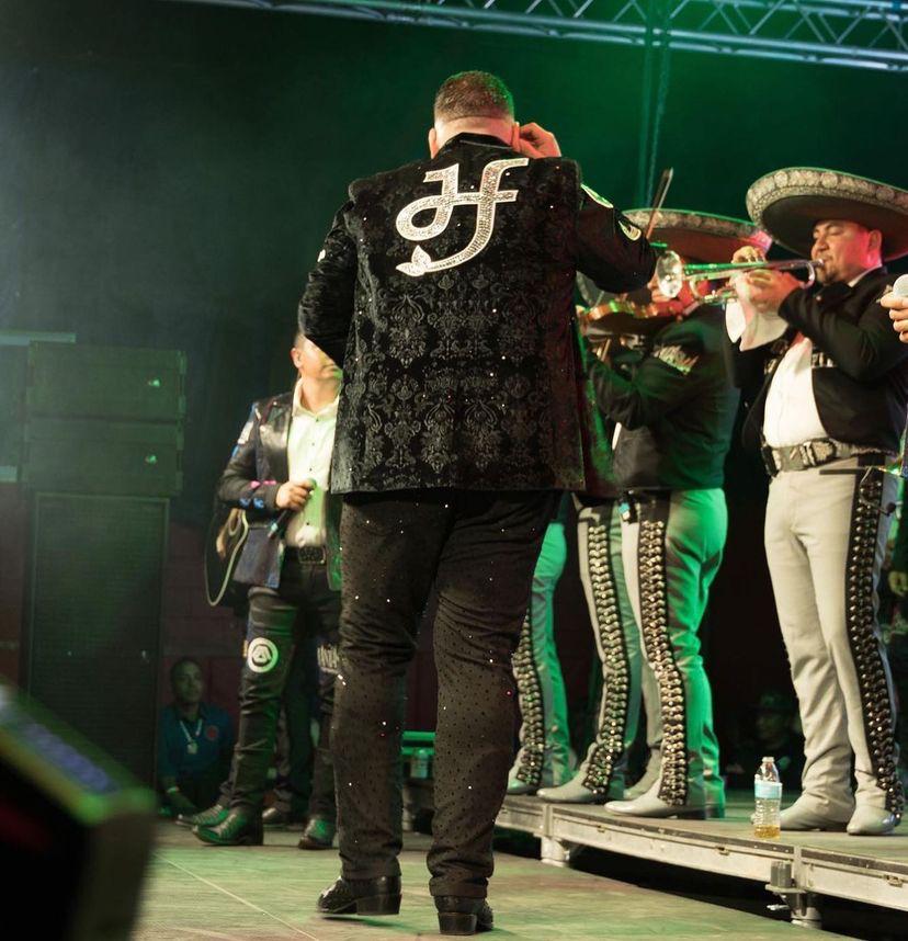 las_fantasma's tweet photo. Están listos pa ver mi show con MARIACHI!??  CON LA BANDA NI SE DIGA💯 
@El_Fanta45  #aynomaspakvayanydigan 
#LASEPTIMAVUELTATOUR 
#aynomaspakvayanydigan #phoenix  #corridosybanda  #ElFantasma
#LasReinasDelFantasma 👸 👻 https://t.co/u4jb1rAFQz