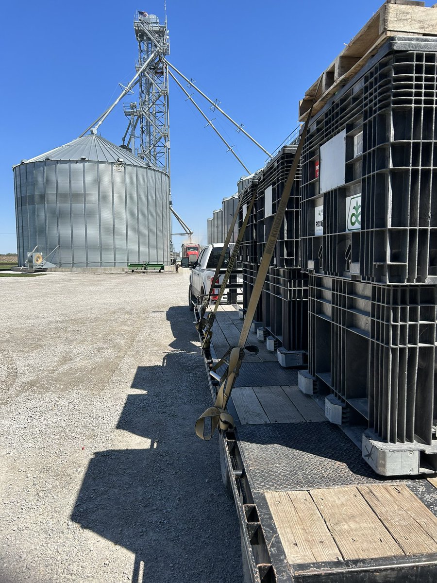 D_Carpenter41's tweet photo. Another big week in west-central MO! 4 more @PioneerSeeds corn plots in and our first #ASeries Enlist soybean plot of 2023. 6-8 tenths of rain across the area had us making soybean deliveries and back hauling empty corn boxes and pallets today. Corn planted April 6-8 is emerging https://t.co/sayZRmuc7B