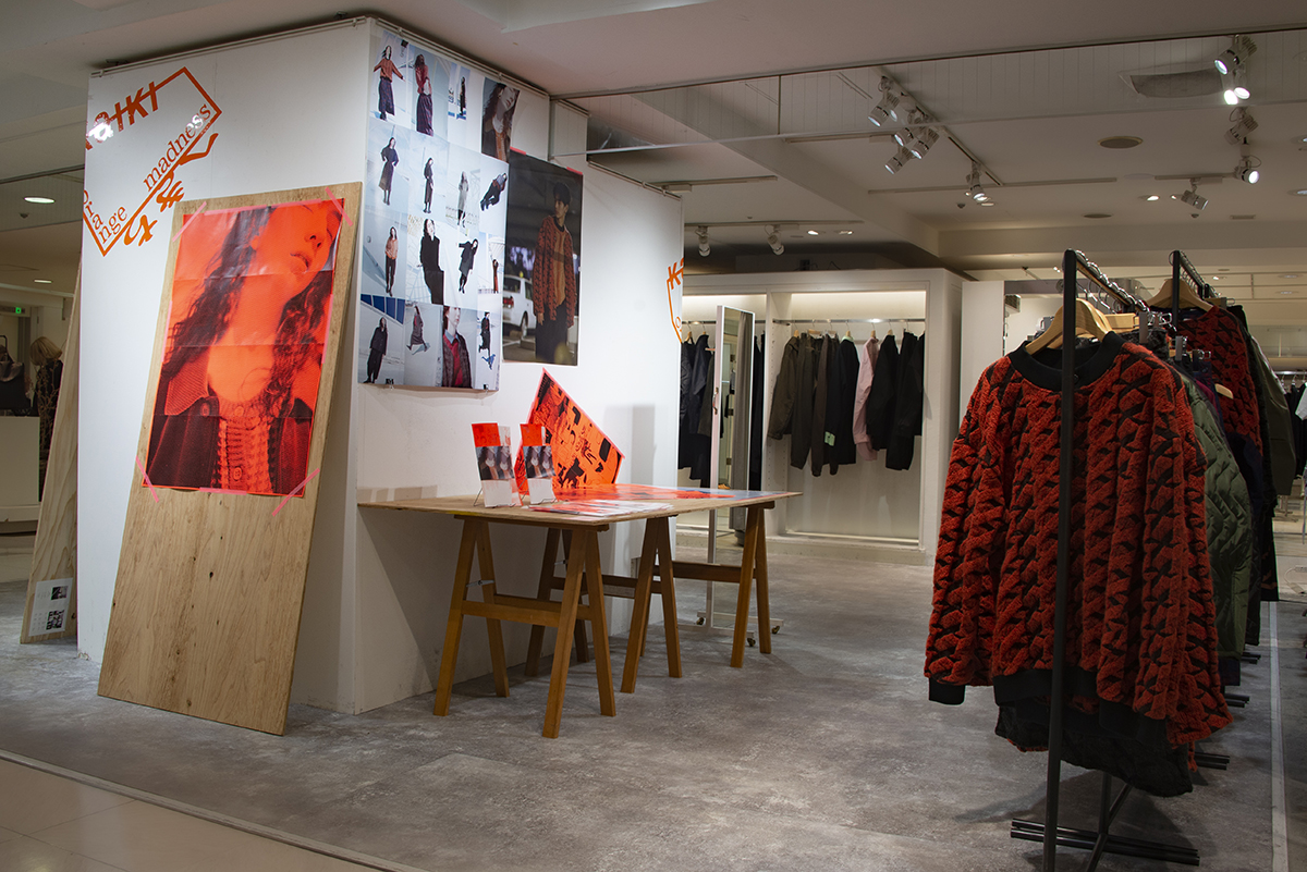 hekichi_info's tweet photo. @kaikiinfoとのPOP UP SHOP“orange madness”を西武池袋本店3階（南B10）イベントスペース スプリットリングで開催中。  kaiki23AWの受注会と春夏の即売会、新作コラボレーションブックの販売、アートワークの展示販売をします。  4/25日(火) まで。https://t.co/2quG9hLm0z https://t.co/T7xvpkqze0