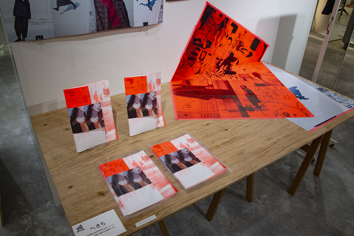 hekichi_info's tweet photo. @kaikiinfoとのPOP UP SHOP“orange madness”を西武池袋本店3階（南B10）イベントスペース スプリットリングで開催中。  kaiki23AWの受注会と春夏の即売会、新作コラボレーションブックの販売、アートワークの展示販売をします。  4/25日(火) まで。https://t.co/2quG9hLm0z https://t.co/T7xvpkqze0