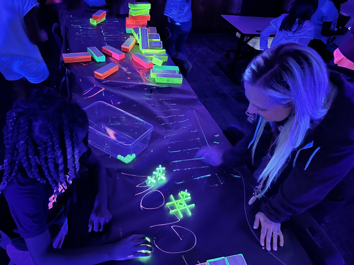 Mrs_GatFarney's tweet photo. @CFISDFarney K-2 teachers picked 3 students from each class who were showing perseverance, being critical thinkers, and SOARing to party in the #GLOWROOM! We had so much fun! #glowparty #FunAtFarney #PBIS #incentives #celebrations https://t.co/pJqLLzLRnS