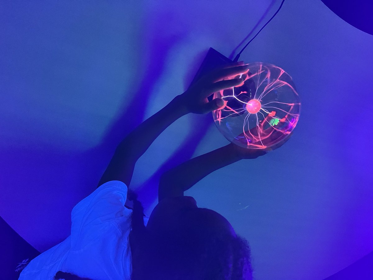 Mrs_GatFarney's tweet photo. @CFISDFarney K-2 teachers picked 3 students from each class who were showing perseverance, being critical thinkers, and SOARing to party in the #GLOWROOM! We had so much fun! #glowparty #FunAtFarney #PBIS #incentives #celebrations https://t.co/pJqLLzLRnS