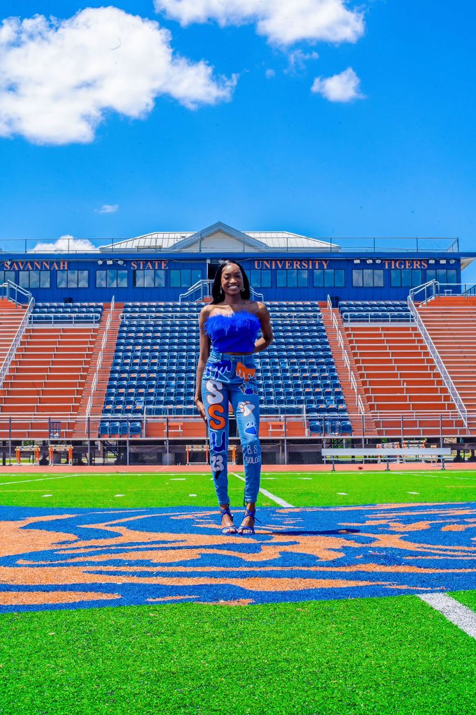 prettyyy_dee's tweet photo. Usually I don’t pop it …but this is something to ROAR about! 🎓🐅
.

.

.
On May 5, 2023, I will be graduating from 
THEE Illustrious Savannah State University with a Bachelor’s degree in Biology. The countdown begins…

#savannahstategrad #twoweeksaway
#BSBiology #HBCUGrad https://t.co/dogRx7c0Xz