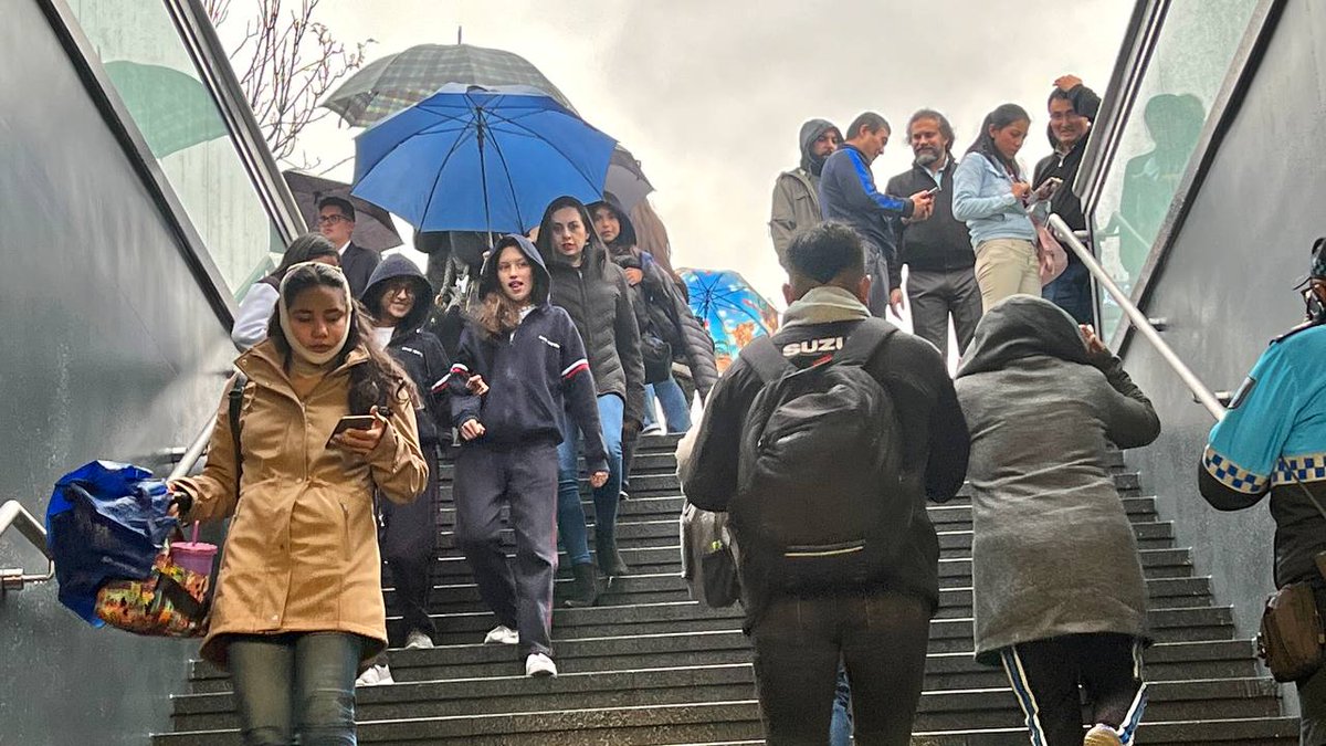 Metro de Quito tweet media