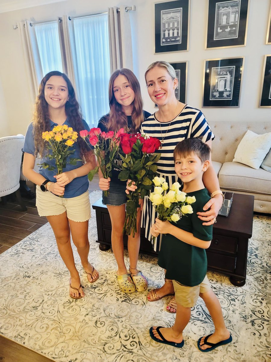 PauloPaternes's tweet photo. A família é um dos pilares mais importantes da nossa vida. É o lugar onde aprendemos a amar, a cuidar e a compartilhar. A família é o nosso porto seguro, o lugar onde encontramos conforto e apoio nos momentos mais difíceis.
É importante lembrar que a família não se limita apenas aos laços de sangue. Amigos, parceiros e outros entes queridos também podem fazer parte da nossa família. O importante é cultivar relações saudáveis e positivas, baseadas no amor e no respeito mútuo.
Passar tempo com a família é fundamental para a nossa saúde mental e emocional. Isso nos ajuda a criar memórias e laços afetivos duradouros. A família nos ensina a sermos resilientes e a superar desafios juntos.
Portanto, cuide da sua família e valorize esses laços preciosos. Lembre-se de que, no final das contas, a família é o que realmente importa na vida.