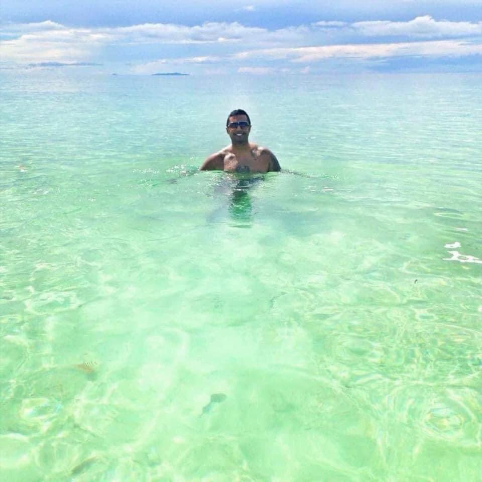 MoHotmessGandhi's tweet image. It’s Earth Day so here’s me in Fiji in the Pacific Ocean. #throwbackpost