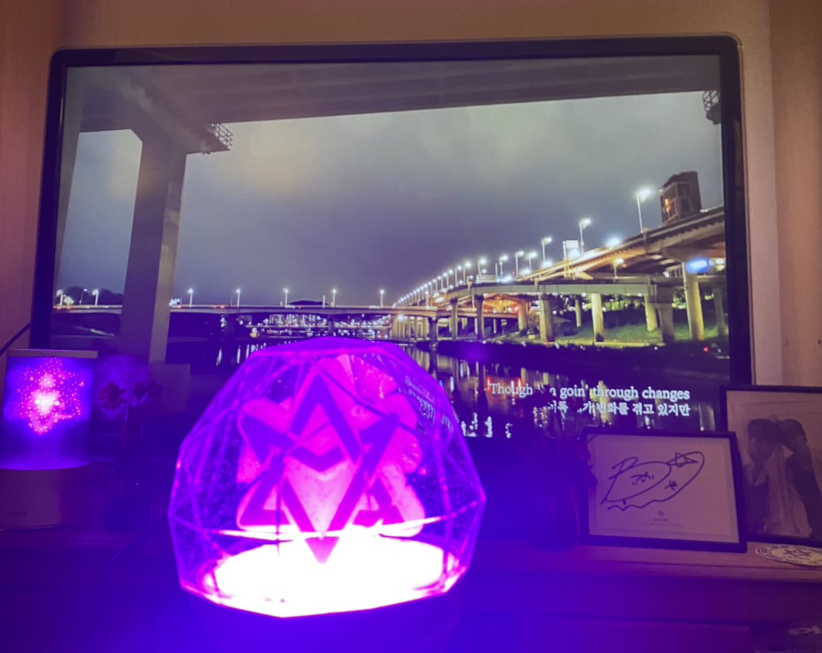 _rainbowfalling's tweet photo. Lighting up our robongs for your funeral Moonbin with @Osoroshii_
#RIP_Moonbin we love you so much 💜💜💜 https://t.co/PjOxfX84YY