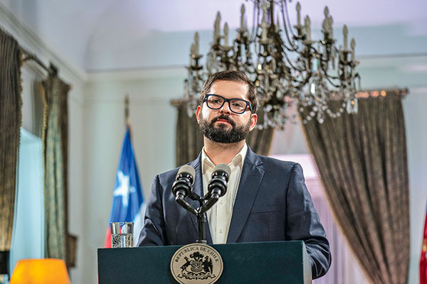 DFinanciero's tweet photo. 🔑#DFFull | Financial Times por anuncios del litio: "Boric debe tener cuidado de no matar la gallina de los huevos de oro"
https://t.co/xRHkuNCVeY https://t.co/NxAsTofpBi