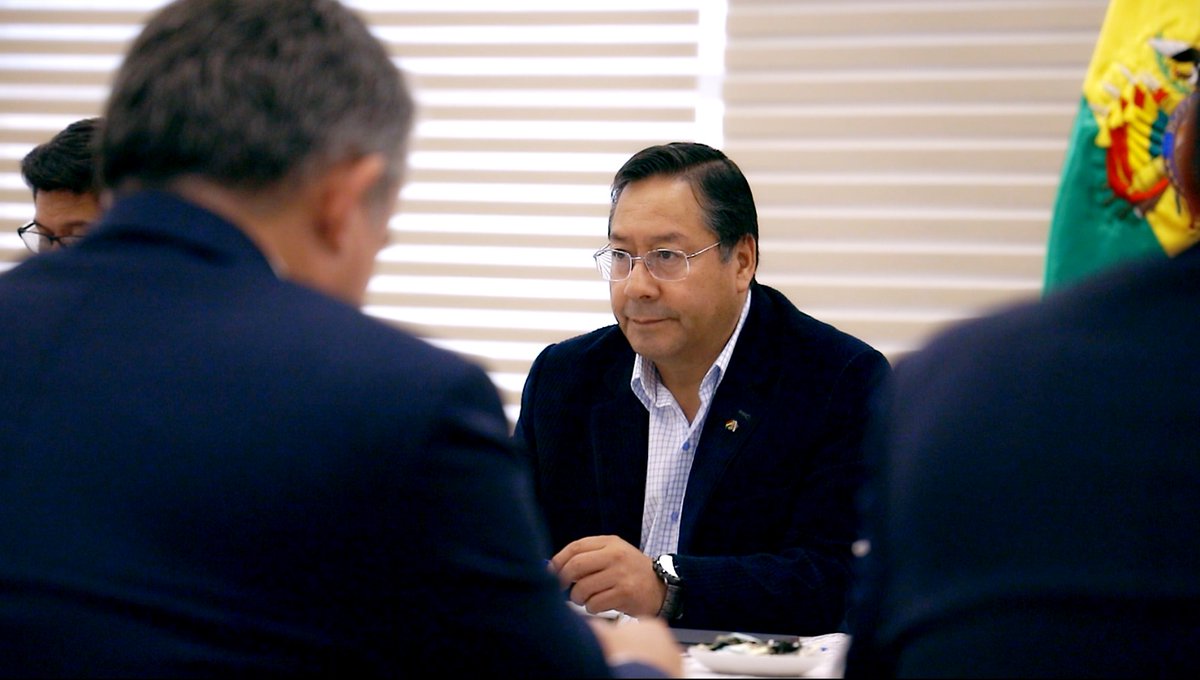 LuchoXBolivia's tweet photo. Atendiendo una solicitud de la Asociación de Bancos Privados de #Bolivia - #ASOBAN, hoy sostuvimos una reunión en Casa Grande del Pueblo. Tenemos un sistema financiero sólido y solvente, y seguiremos trabajando de manera responsable para mantener esa estabilidad. https://t.co/XGwTZJNrxA