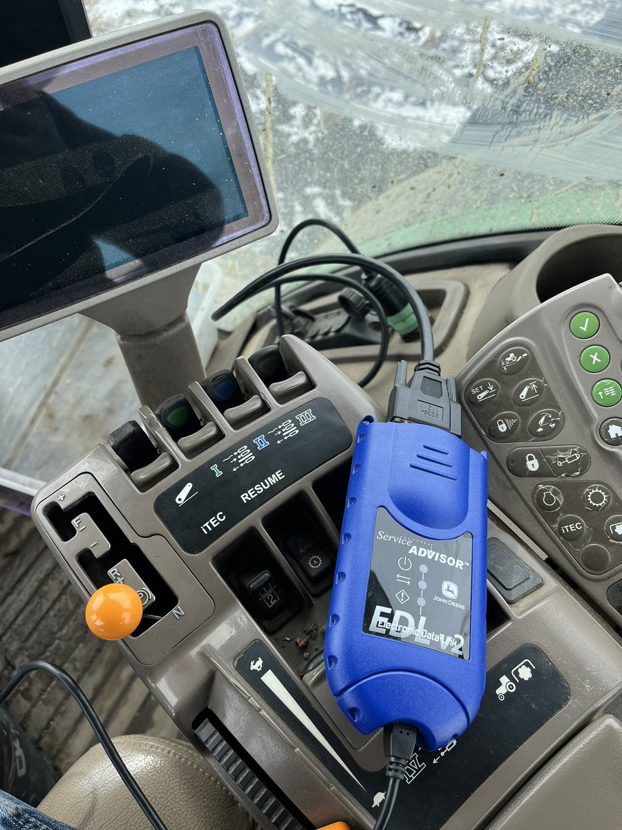 TreWdiesel's tweet photo. 8260R got some new software today using factory tooling #ekotuning #johndeere https://t.co/gW7UvVJg6f