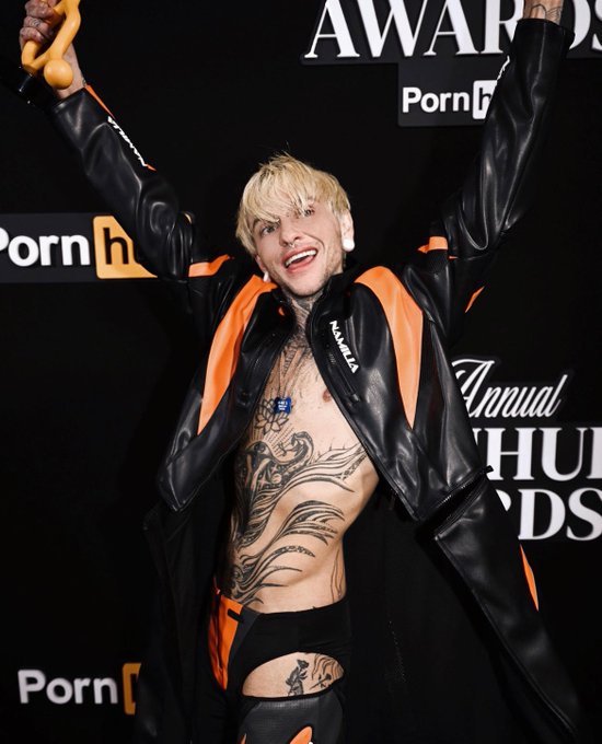 Thank you @Pornhub for my first ever ?Pornhub Award! and really makin’ me feel like ~that bitch~ all