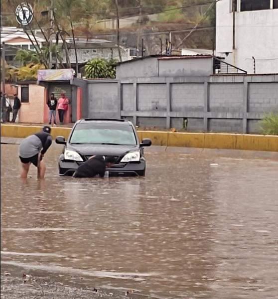 MonitorLosAltos's tweet photo. #MonitorPNM | Las lluvias provocaron la anegación de la carretera a la altura de Las Minas, afectado varios locales comerciales y vehículos.
"Quién responde por los daños, miles de conductores quedaron atrapados en horas de cola por una situación que se podía prevenir", dijo. https://t.co/Sg3abiy0w2