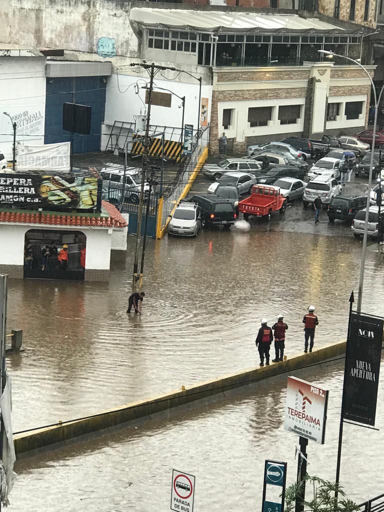 MonitorLosAltos's tweet photo. #MonitorPNM | Las lluvias provocaron la anegación de la carretera a la altura de Las Minas, afectado varios locales comerciales y vehículos.
"Quién responde por los daños, miles de conductores quedaron atrapados en horas de cola por una situación que se podía prevenir", dijo. https://t.co/Sg3abiy0w2