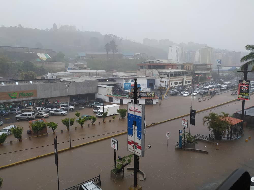 MonitorLosAltos's tweet photo. #MonitorPNM | Recordó que no es la primera vez que ocurren anegaciones en ese punto de la vía. "Ni siquiera ha comenzado la temporada de lluvias y ya se registran desastres, insistimos en la necesidad de la publicación de un cronograma serio de mantenimiento de la Panamericana" https://t.co/emfB4kYJfe