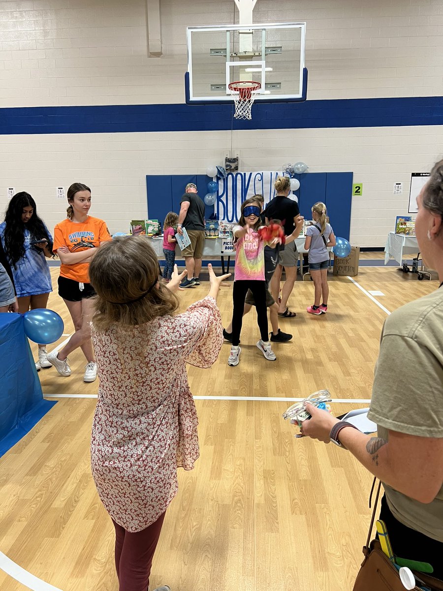 JillGillikinAP's tweet photo. What a creative event our PTA put on this evening with MVE Community Night! 💙
Students sold homemade goods, attempted to break world records, and books were swapped. Huge thanks to @TabbHSTigers NHS, NJROTC, and Key Club volunteers #tabbzone @mvesycsd @kdenny_ #engageYCSD https://t.co/JKrWSPHWmZ