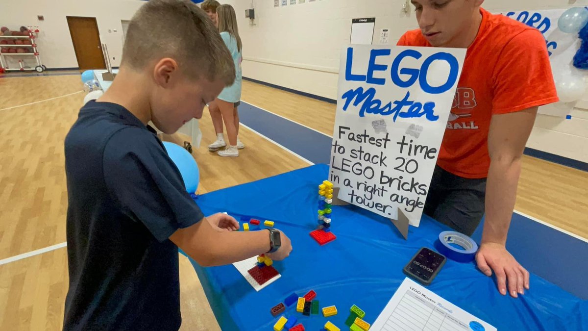 JillGillikinAP's tweet photo. What a creative event our PTA put on this evening with MVE Community Night! 💙
Students sold homemade goods, attempted to break world records, and books were swapped. Huge thanks to @TabbHSTigers NHS, NJROTC, and Key Club volunteers #tabbzone @mvesycsd @kdenny_ #engageYCSD https://t.co/JKrWSPHWmZ