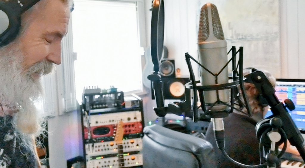 joncampling's tweet photo. It hast been a fantastic 3 days in the studio working with an incredible producer/engineer/composer/musician on #londonthing π€β€οΈ
Dreams do come true lol π€―
#NewToMusic #bemoreSkater https://t.co/AHZ0hIJngd