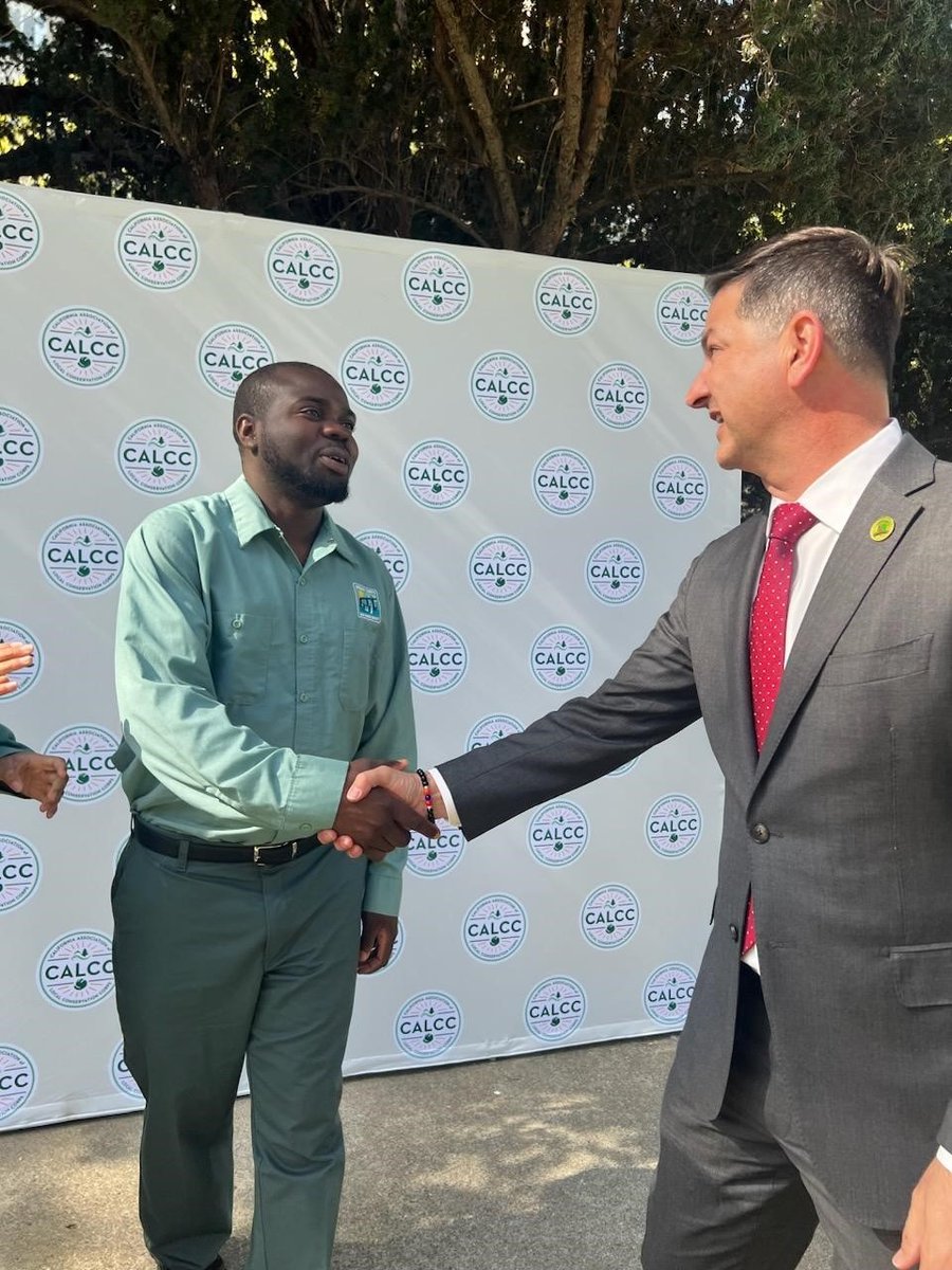 SDUrbanCorps's tweet photo. Thank you @AsmChrisWard for meeting with our Corpsmembers during the @localcorps conference this week.
Your continued support is appreciated! ποΈ
#WeAreUrbanCorps β»οΈ
#LocalCorpsStrength πͺπ½ https://t.co/uZOSJWJkJf