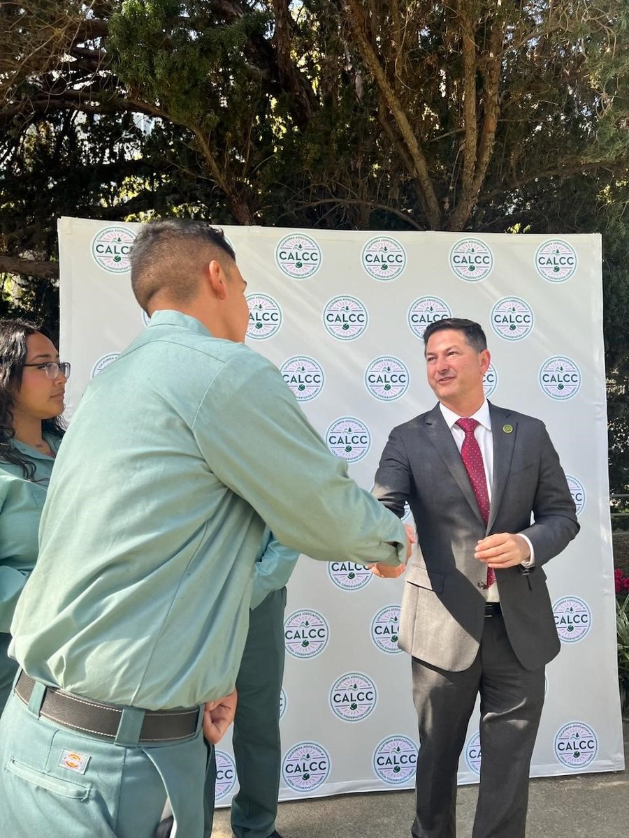 SDUrbanCorps's tweet photo. Thank you @AsmChrisWard for meeting with our Corpsmembers during the @localcorps conference this week.
Your continued support is appreciated! ποΈ
#WeAreUrbanCorps β»οΈ
#LocalCorpsStrength πͺπ½ https://t.co/uZOSJWJkJf