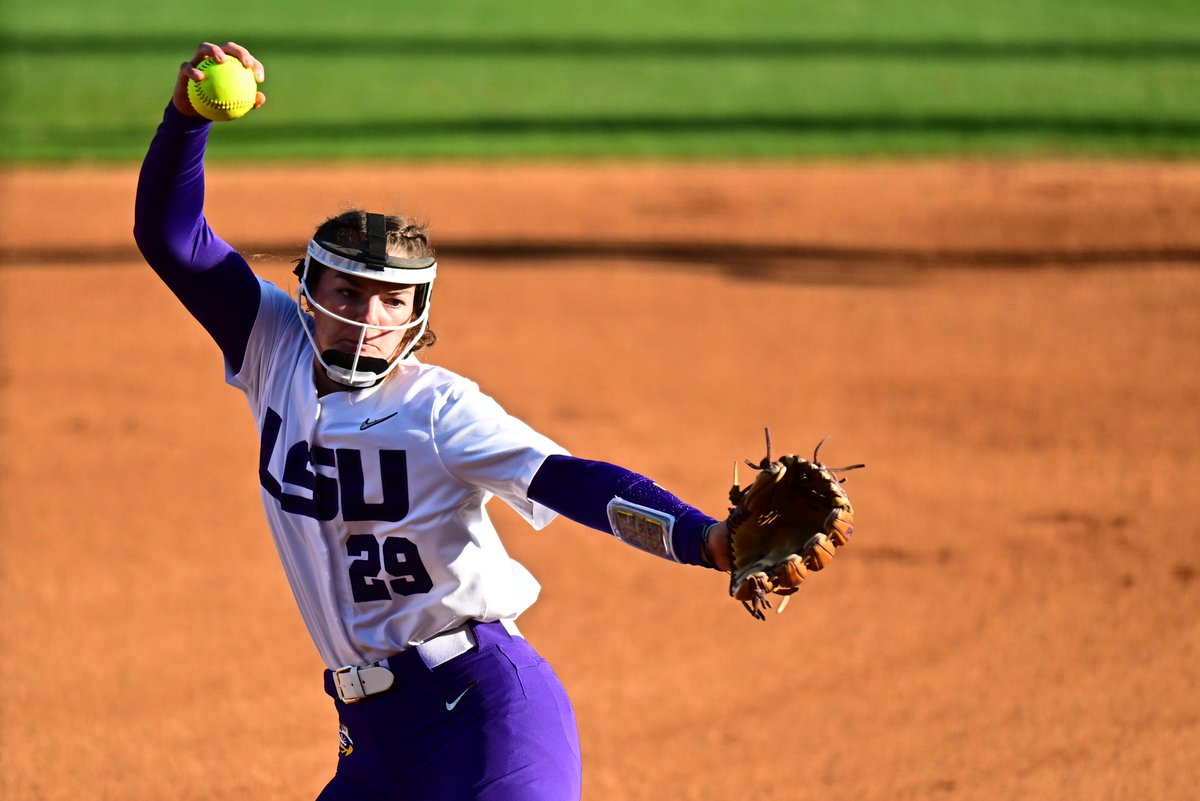 LSUsoftball's tweet photo. 100 Grand 💰

Sydney Berzon becomes the first LSU freshman pitcher to throw 100 strikeouts in a season since Carley Hoover in 2015. https://t.co/McfiOwcPPO