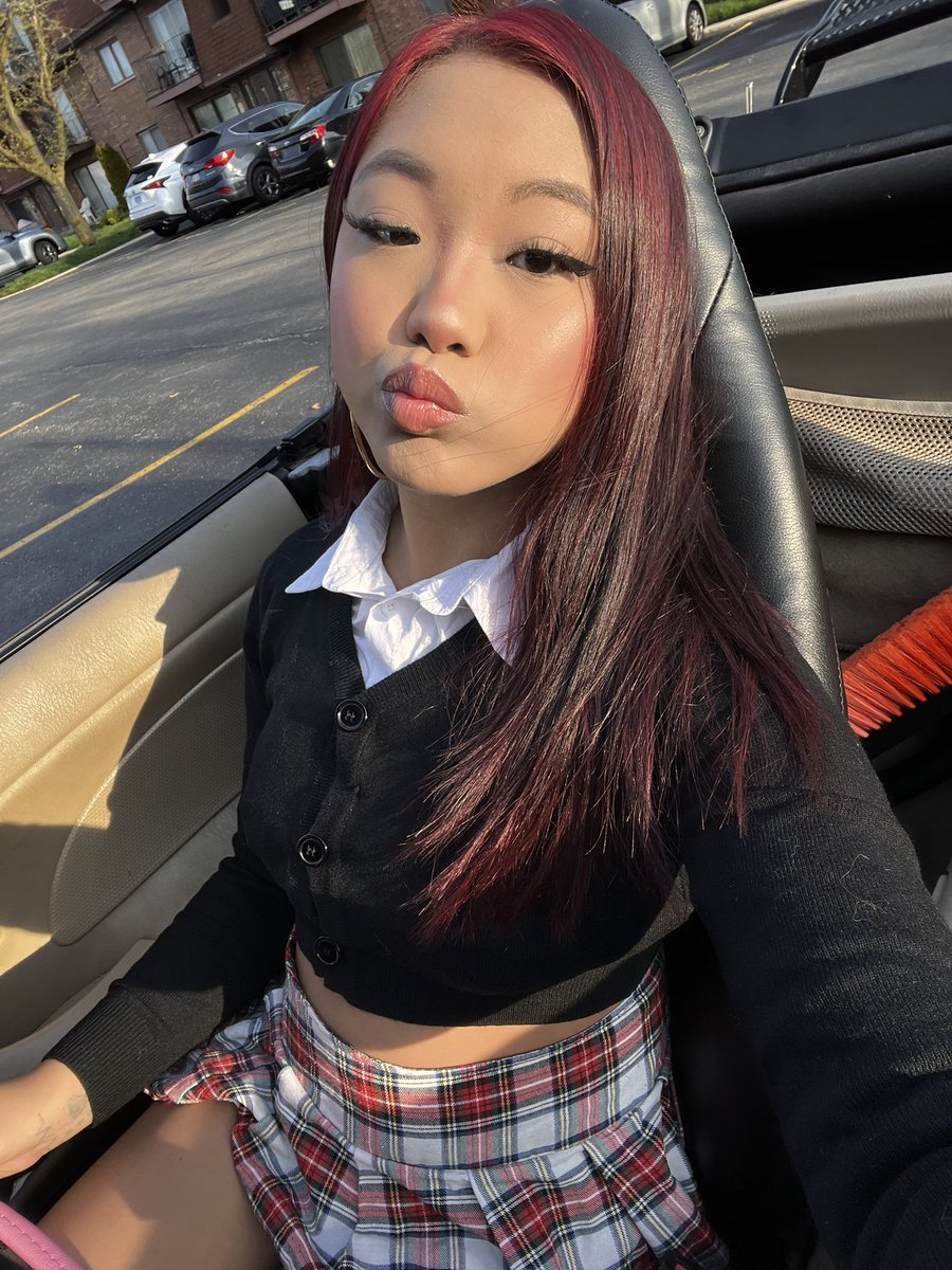 mochamanko's tweet photo. Wearing the tiniest skirt ever to exxxotica 0.0 https://t.co/FObBLfR9nP