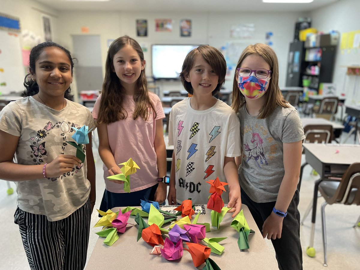 MrsVargas4's tweet photo. Origami Club @CrosswindElem is Blooming tulips! https://t.co/cV0q7jjL3s