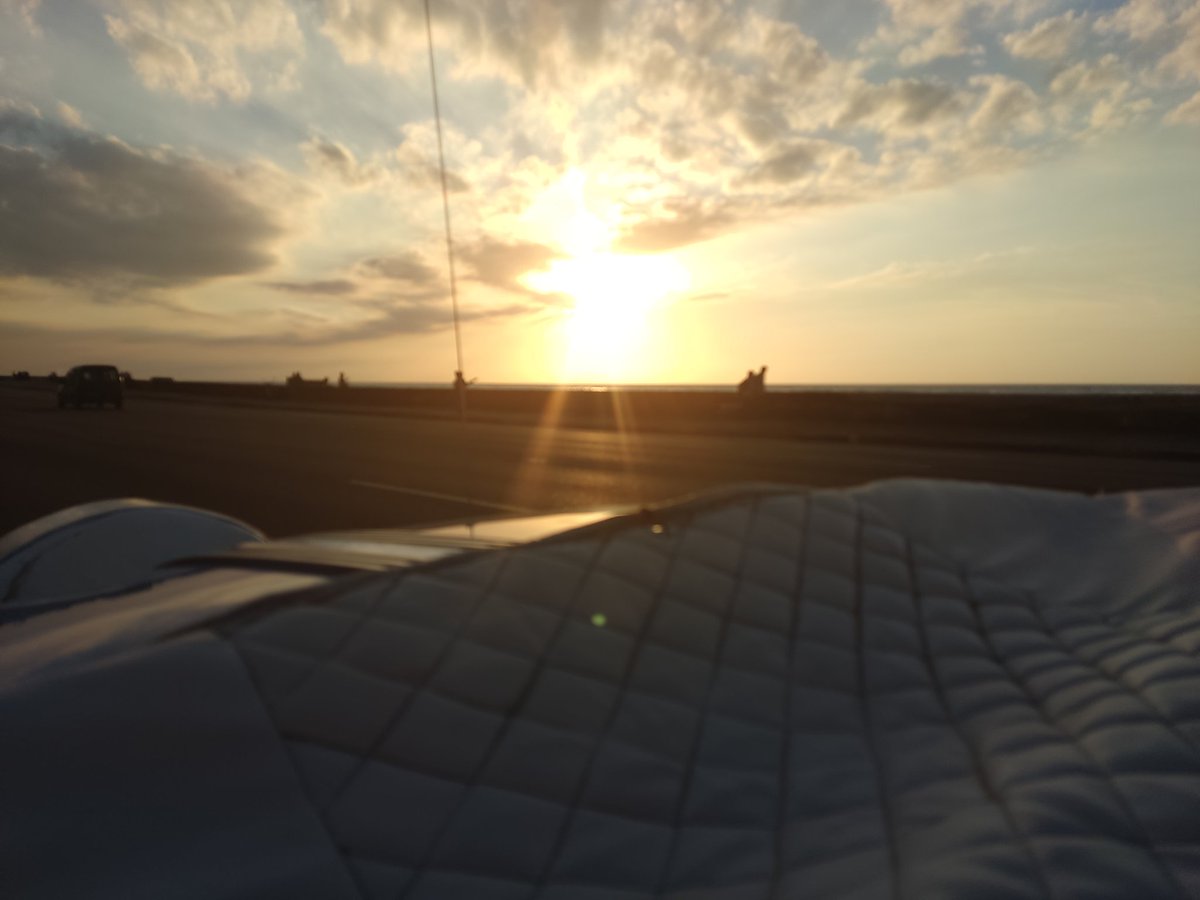 FrankV2201's tweet photo. Pasear en un carrito viejo por las costas de la Habana,Cuba con el atardecer de fondo 10000/10 https://t.co/zJ6lE3AQyT