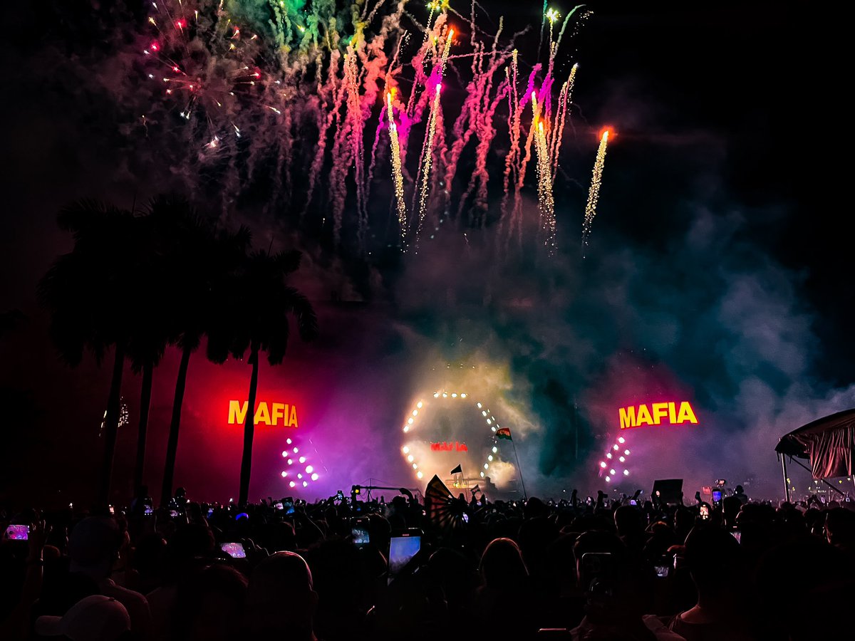JCDB87's tweet photo. |#ULTRA2023 #MAINSTAGE @ultra 

@swedishousemfia 🔴🔴🔴 #MAFIA https://t.co/F0QQDDDbJz