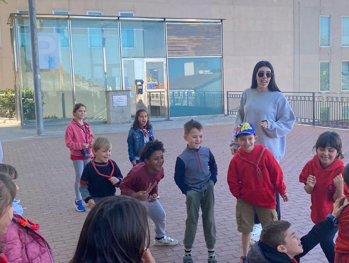 AEiGFlosiCalcat's tweet photo. [CiLl] Aquest cap de setmana els #Castors i Llúdrigues han acabat de fer extrajobs per Sant Jordi i jocs conjunts. S'ho van passar súper!!! 😜🥰🙌🏻📸🌈🌹📚🐉🌸🌟

#femcau #femescoltisme #noucurs #sócdecau #arenysdemar #maresme #trucaires #dinamiques #jocs #unitats https://t.co/LWyfwWJadT