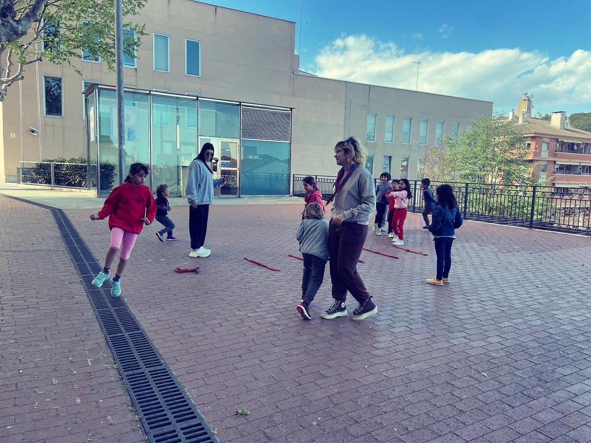 AEiGFlosiCalcat's tweet photo. [CiLl] Aquest cap de setmana els #Castors i Llúdrigues han acabat de fer extrajobs per Sant Jordi i jocs conjunts. S'ho van passar súper!!! 😜🥰🙌🏻📸🌈🌹📚🐉🌸🌟

#femcau #femescoltisme #noucurs #sócdecau #arenysdemar #maresme #trucaires #dinamiques #jocs #unitats https://t.co/LWyfwWJadT