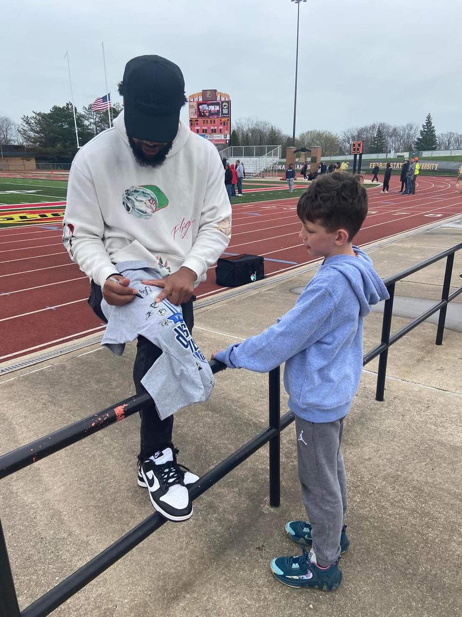 SmashStands's tweet photo. Thank you for signing my sons shirt @calebmurphy008! I appreciate all the current and past @FerrisFootball players who are so sweet with my kiddos. He got a lot of autographs today! https://t.co/Z5cD7QiwJs