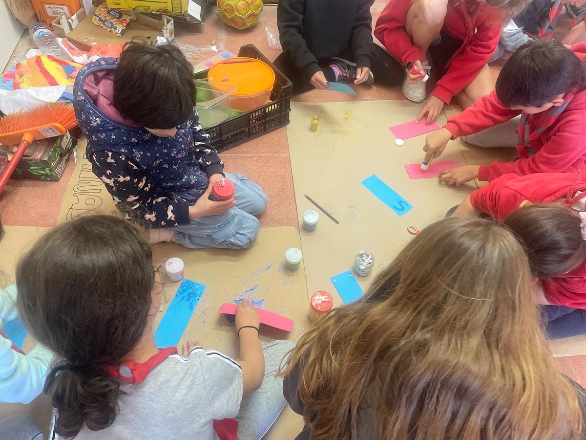 AEiGFlosiCalcat's tweet photo. [LliD] Tarda de taller de punts de llibre per #SantJordi amb els #Llops i Daines i jocs del món per acabar!! 😜🥰🙌🏻📸🌈🌹🐉📚✨

#femcau #femescoltisme #noucurs #sócdecau #arenysdemar #arenys #maresme #llopsidaines #dinamiques https://t.co/WvcdO5yPvV