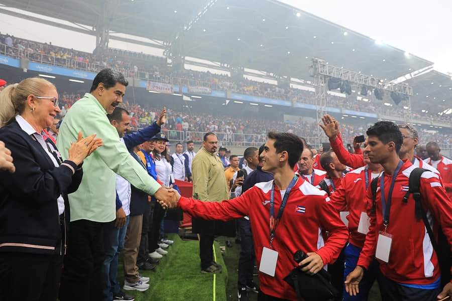 CarnetDLaPatria's tweet photo. #AsíLoDijo|| Nuestro Presidente @NicolasMaduro: "El ALBA es unión espiritual, deportiva y esperanza de un futuro mejor para nuestros pueblos".

¡Fiesta deportiva 2023 en Caracas! Vamos todos a disfrutar.

#JuegosDeportivosALBA #21Abr https://t.co/3YXAZZgfh4