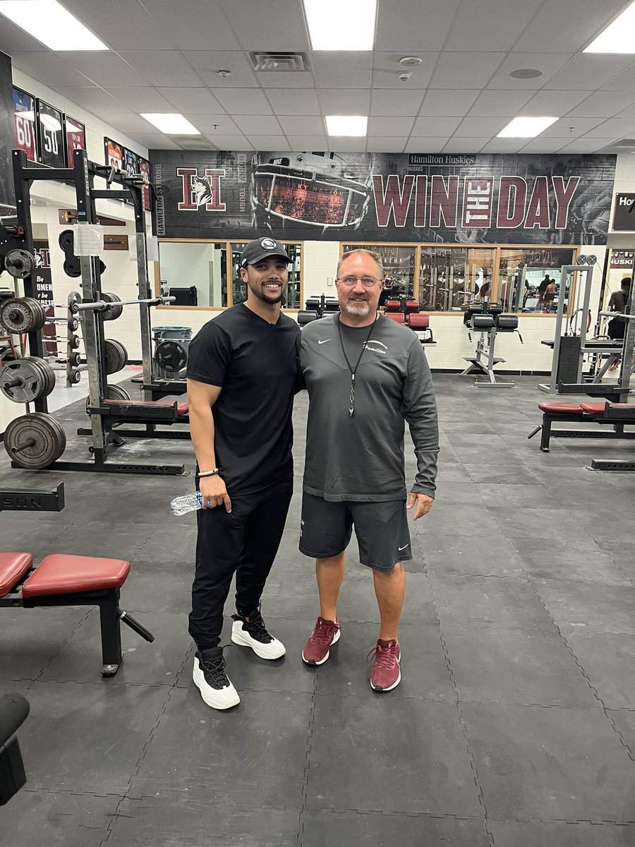 @DTerrell04 Hamilton Alumni, Drew Terrell, AZ Cardinals passing game coordinator. Thank you for coming home and speaking to your team! @Husky_Football7 @AZCardinals @CUSDAthletics