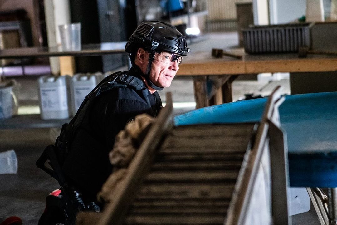 swat_deaconluca's tweet photo. BTS from tonight’s ALL NEW Ep. W my teammates TAN &amp; POWELL. Good times…thx to @The_VINO &amp; @sarahaldersonauthor 💥🍻🙏
.
Repost @odiegallop 
.
@swatcbs @AnnaEngerRitch @davidbradleylim 
.
 #swat #swat2023 #SWATS6  #rollswat #renewswat #renewswatseason7 #bunkies
(S6xE19) https://t.co/GlnEvooHbk
