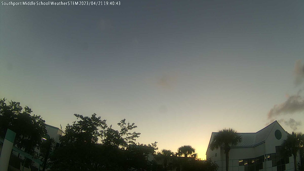 SPMWxSTEM's tweet photo. Southport Middle School at sunset and it's 78.9 F. https://t.co/kZNY3IoT9X