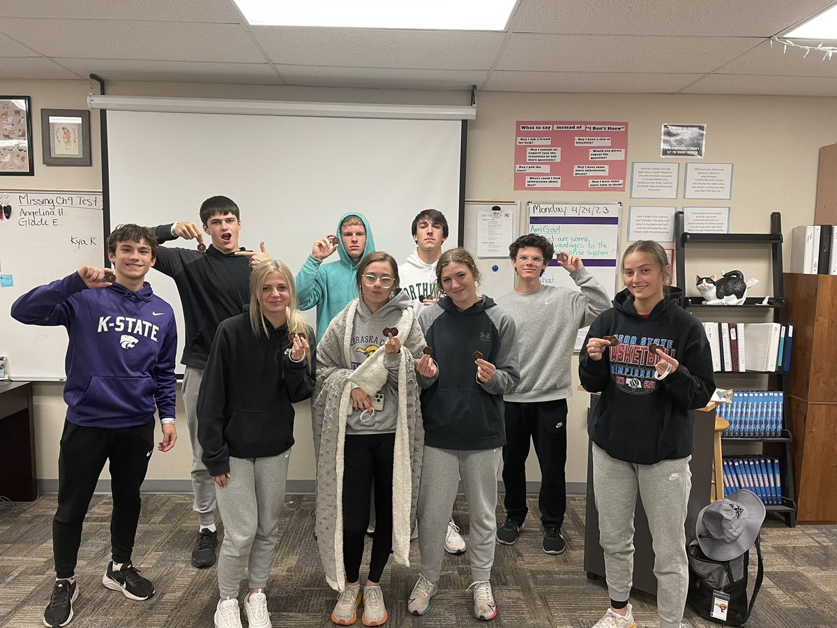 Medals and PR bands were given out for the meet yesterday. Click the link to see all the results. live.athletic.net/meets/22954/ev…