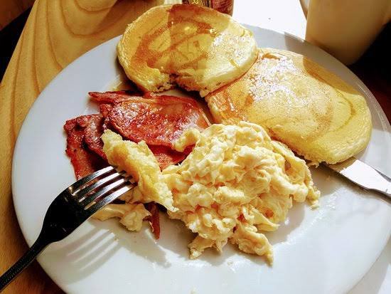 betelevu_penina's tweet photo. I was just talking to someone about pancakes, so I decided to make it for breakfast.
Pancakes 🥞 with syrup on top and eggs 🍳 and bacon 🥓 on the side.
#SaturdayMorningBreakfast
#HappyWeekend https://t.co/VzI9JDpzNG