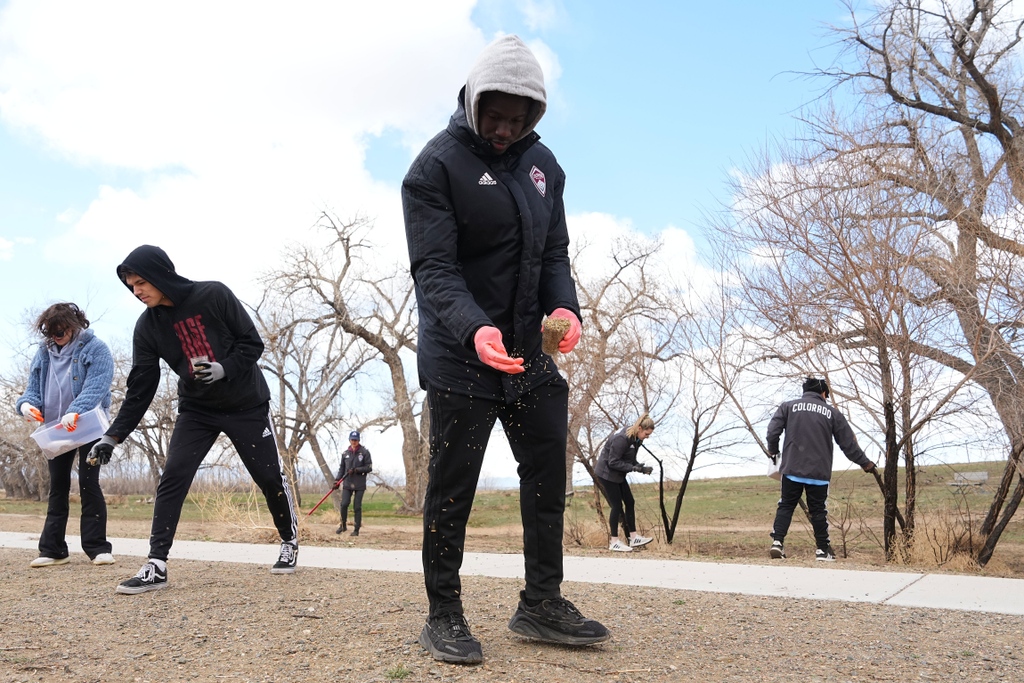 ColoradoRapids's tweet photo. As part of #GreenerGoals Week of Service, our front office along with @Sbeita33, @Aboubacar_11, and Danny Wilson spread native grass seeds and cleaned up Lake Mary at the Rocky Mountain Arsenal 🌳

#Rapids96 | @MLSWORKS https://t.co/mK9eKY3SHU