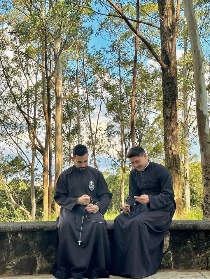 La belleza del catolicismo: Sacerdote diocesano con un religioso de la Congregación de la Pasión (Pasionistas), una congregación religiosa fundada en 1720 por San Pablo de la Cruz. Oremos por las vocaciones sacerdotales y religiosas.