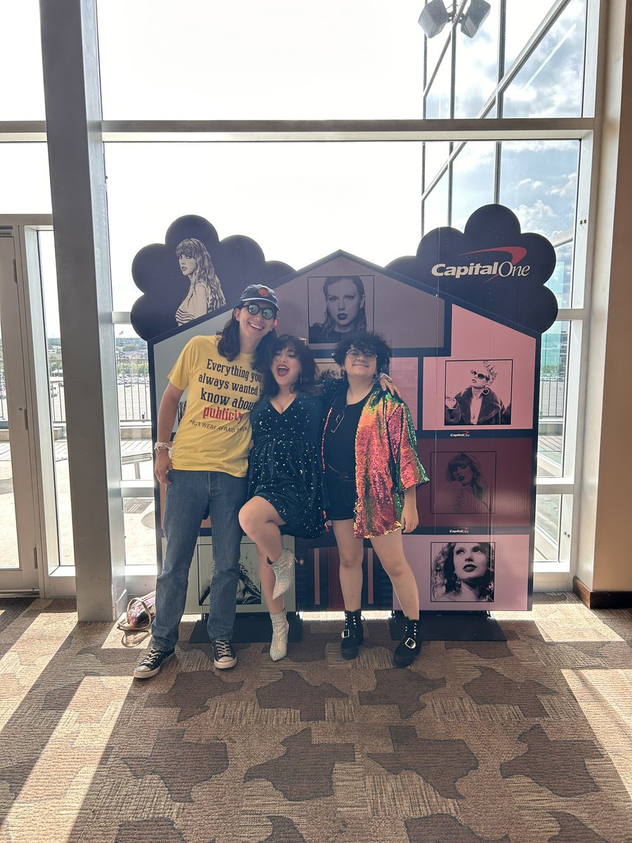 miagengr's tweet photo. best believe i'm still bejeweled ⭐️✨#HoustonTSTheErasTour @taylorswift13 @taylornation13 https://t.co/hu9doTWbBU