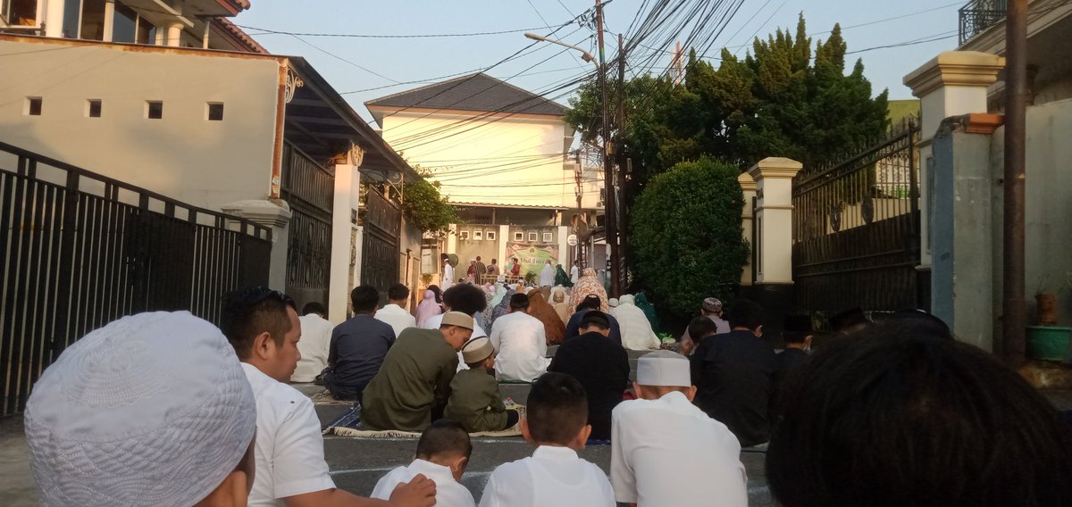 music_screen's tweet photo. @RadioElshinta @SonoraFM92 Pelaksanaan Sholat Idul Fitri di Masjid Darunna'im Pejaten Barat Jaksel berlangsung Tertib dan Khidmat, Cuaca Cerah https://t.co/8SRNn71Fld