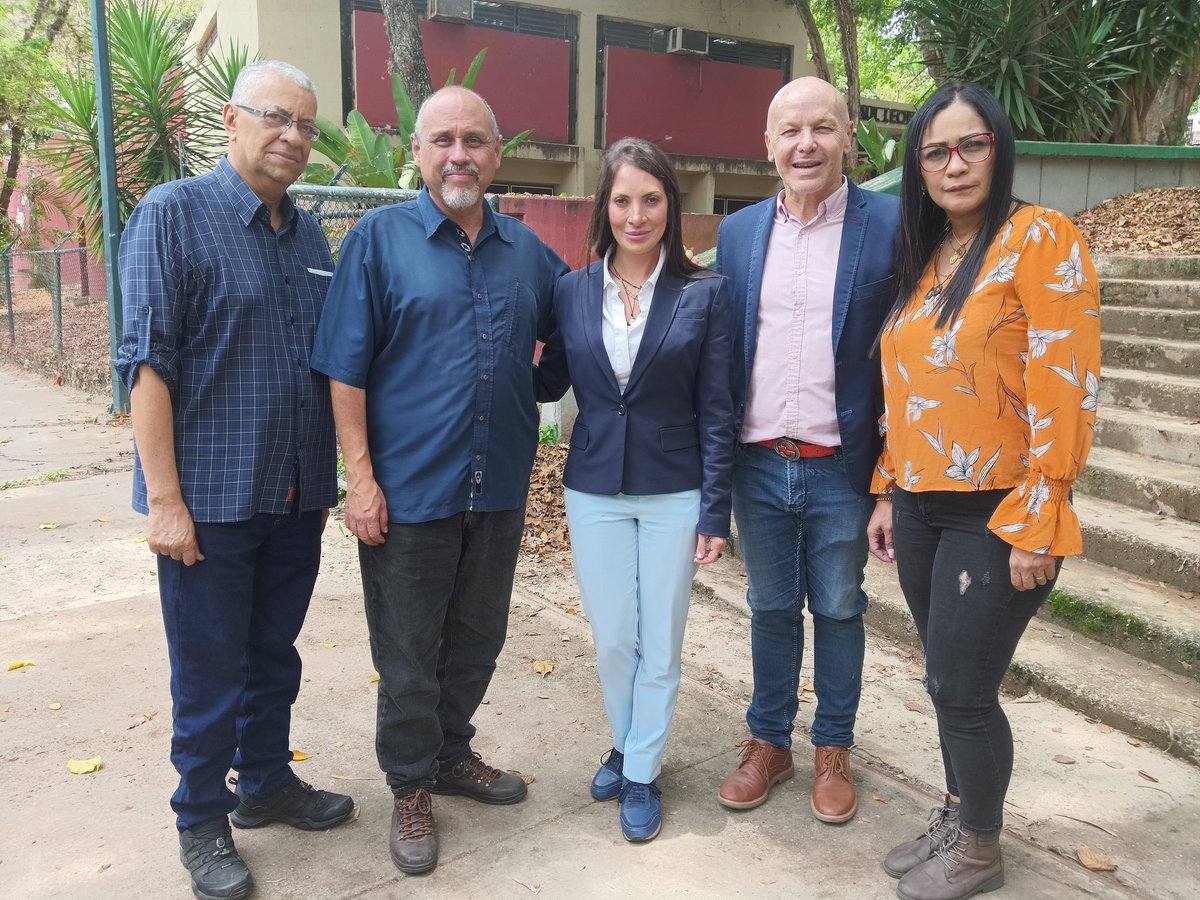 La Biblioteca Pública Raúl Leoni, del Cafetal, inicia proceso de recuperación y transformación a Centro Cultural del Cafetal, un espacio para la lectura y la cultura en pro de las comunidades que conforman el punto y círculo de dicha institución.

#RumboALos190
#JuegosDelAlba