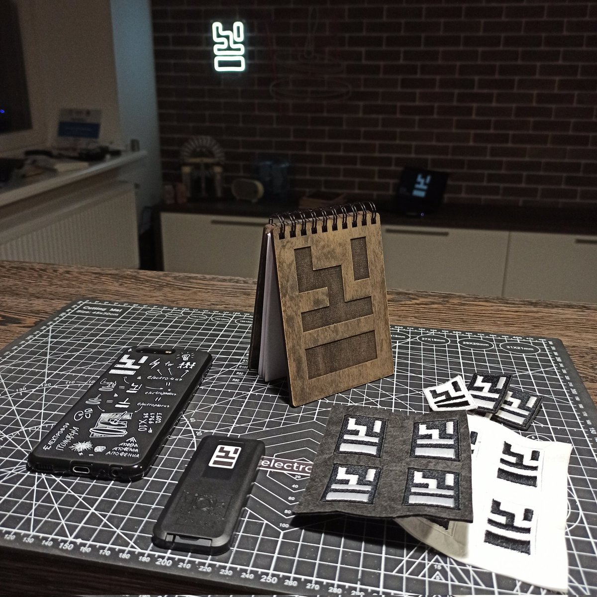 electro4us's tweet photo. Conceptual branding is ready - back to the science.

#electro4us #electrophorus #електрофор https://t.co/bnZR5RA9TZ
