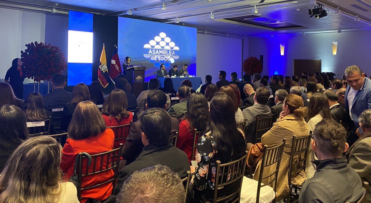 lacamaradequito's tweet photo. Iniciamos la #AsambleaDeSociosCCQ para rendir cuentas de estos últimos dos años a nuestros afiliados. 

“Asumí este desafío cuando el Ministerio de Salud reportaba 327.325 contagios y 16.780 fallecidos entre confirmados y probables producto de la pandemia del COVID 19. Siendo Pichincha la provincia con más casos. Es allí cuando desde la CCQ impulsamos la conformación del Fideicomiso Privado que permitió la adquisición de todos los insumos necesarios para efectuar la aplicación de la primera y segunda dosis de refuerzo para todos los ecuatorianos, este Fideicomiso fue manejado y administrado con toda la transparencia desde la CCQ”, aseguró @carlosloaizaccq Presidente saliente