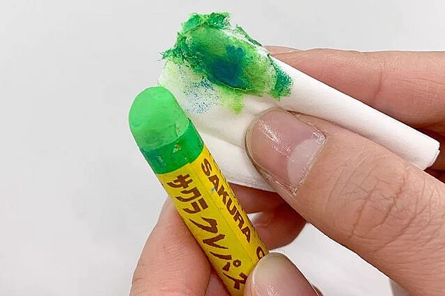 クレヨンの黒い汚れ。買い換える前に〇〇で拭いて！