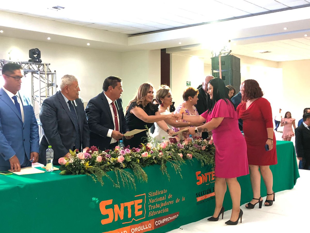 florrent's tweet photo. Un honor acompañar al Profr. Arturo Diaz Secretario Gral. de la secc 35, en rep. Gob @mrikelme y @fsaracho10 , a celebraciónde la educadora. Muchas felicidades a quienes entregan día a día su vida, a quienes con amor forman lo más valioso , la primera  infancia de nuestra niñez . https://t.co/U84T6NlnOe