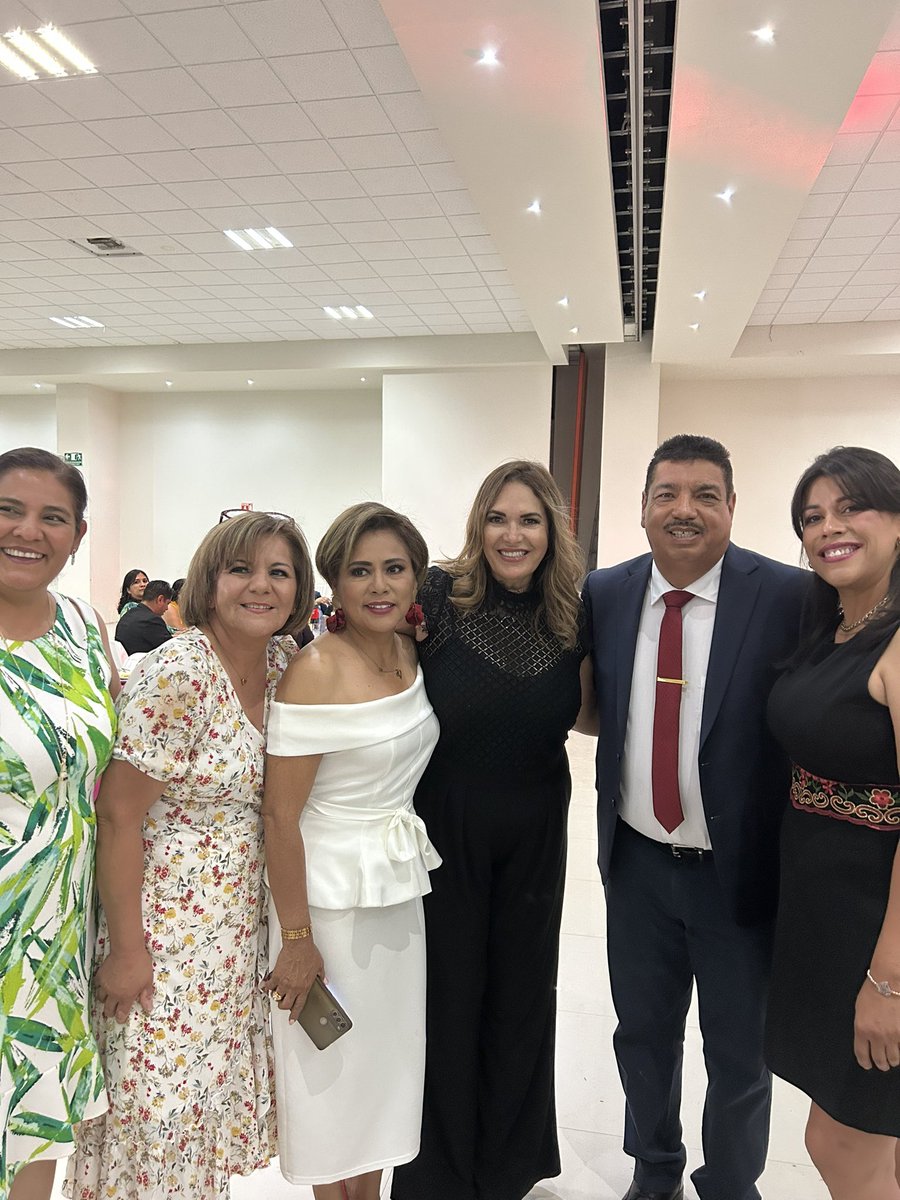 florrent's tweet photo. Un honor acompañar al Profr. Arturo Diaz Secretario Gral. de la secc 35, en rep. Gob @mrikelme y @fsaracho10 , a celebraciónde la educadora. Muchas felicidades a quienes entregan día a día su vida, a quienes con amor forman lo más valioso , la primera  infancia de nuestra niñez . https://t.co/U84T6NlnOe