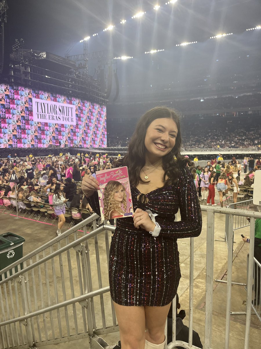emma_lischka's tweet photo. shoutout to the ‘09 scholastic book fair at my elementary school for turning me into a lifelong swiftie @taylornation13 #HoustonTSTheErasTour https://t.co/fLOTM45iD2