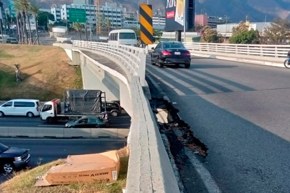 DiarioTalCual's tweet photo. Alertan que «podría colapsar» por deterioro el puente del distribuidor Los Ruices #TalCual #ClaroyRaspao #PeligroLatente https://t.co/oQVYZZZvjb https://t.co/0gq1B2qaIj